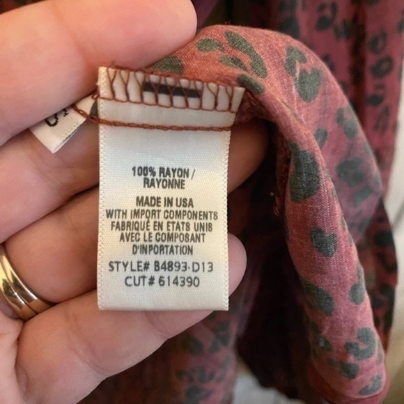 BELLA DAHL - PULLOVER RUFFLE NECK TOP - WILDBERRY LEOPARD PRINT SMALL. - Picture 2 of 4